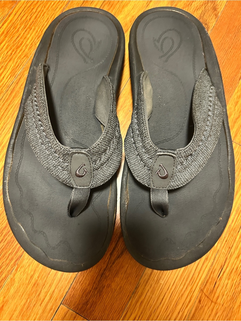 EUC OluKai Men's Black/Gray Slip-On Flip Flop Sandals, Rubber Sole, Logo Size 11